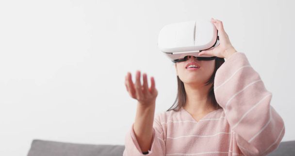 Жінка грає з пристроєм VR вдома
  - Фото, зображення