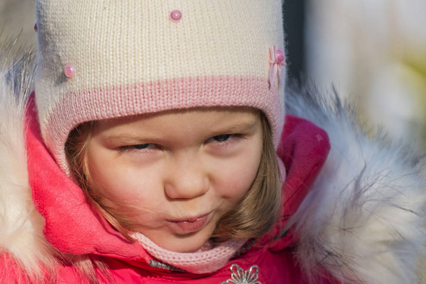 Retrato de uma menina em roupas de inverno
 - Foto, Imagem