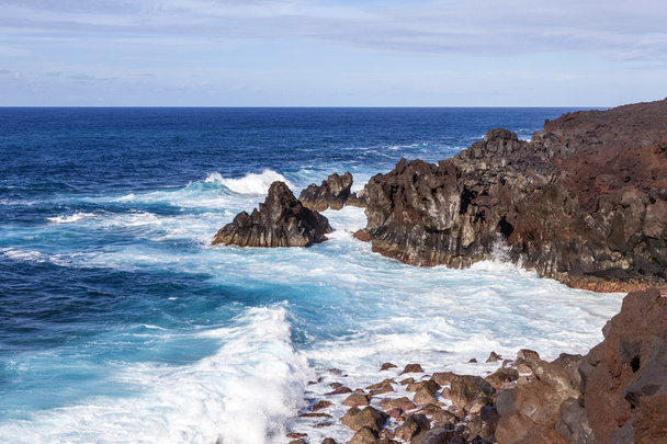 ランサローテ島の岸で大まかな崖 - 写真・画像