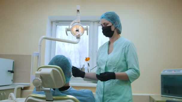Medico stomatologo e paziente nello studio dentistico, ispezione ed esame della bocca
 - Filmati, video