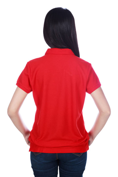 жінка в червоній сорочці поло ізольована на білому тлі (задній вид
) - Фото, зображення