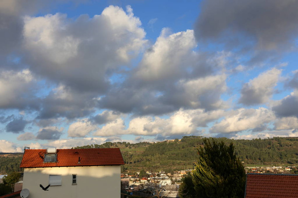 Typ i kolor nieba zależy od pory dnia, pory roku i main – Pogoda  - Zdjęcie, obraz