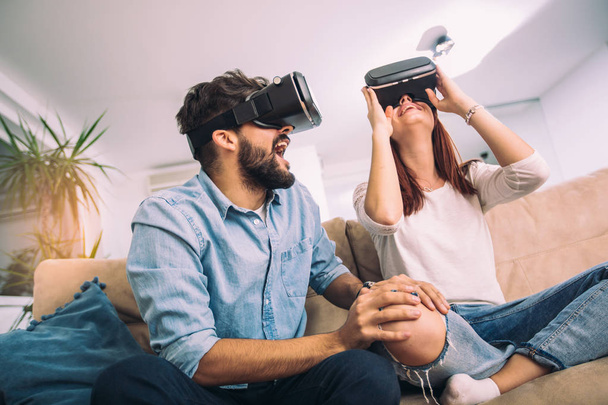 Jeune homme et femme en tenue décontractée portent les lunettes de réalité virtuelle sont regarder et montrer imaginer via la caméra VR, La technologie et le concept d'innovation
 - Photo, image