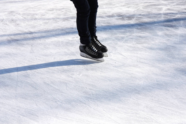 schaatser op ijsbaan - Foto, afbeelding