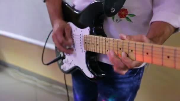 Hands of man playing electric guitar. Bend technique. - Filmati, video