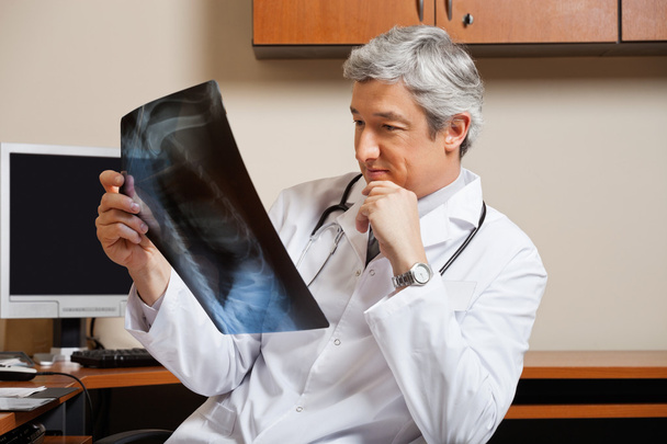 Radiologist Analyzing Shoulder X-ray - Φωτογραφία, εικόνα