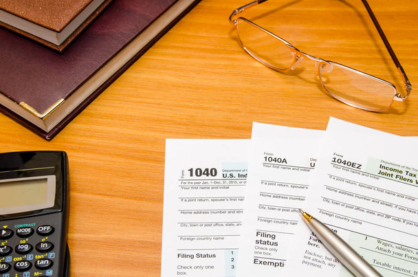 1040 индивидуальная форма возврата налога на 2016 год со стаканами и ручкой
 - Фото, изображение