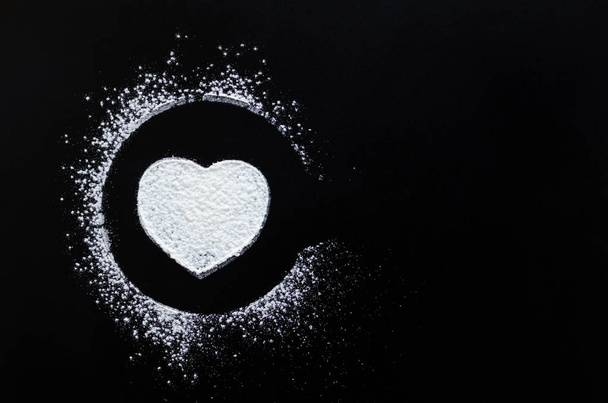Corazón símbolo de amor en pizarra
 - Foto, imagen