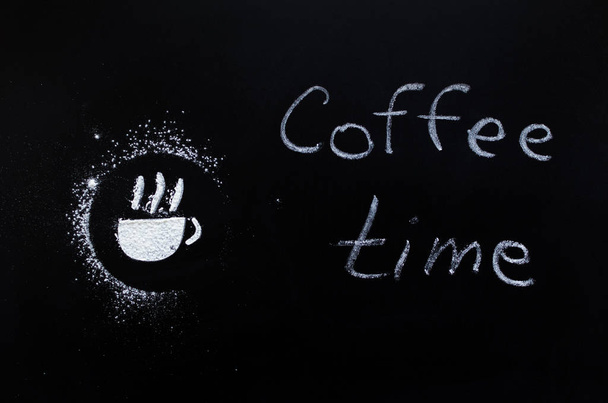 Kreidefarbe der Tasse Kaffee und Worte - Kaffeezeit - Foto, Bild