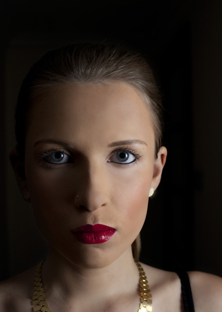 Portret van een meisje met rode lippen. - Foto, afbeelding