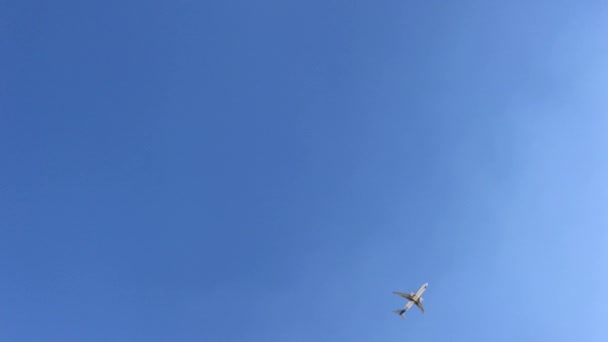 Samolot flying w bezchmurnym niebem. - Materiał filmowy, wideo