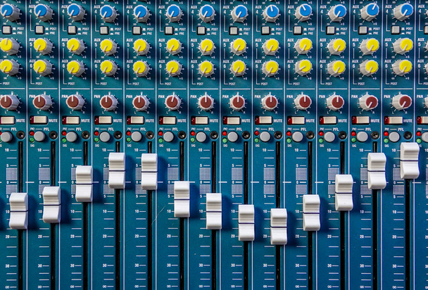 Gros plan d'un mixeur de musique
 - Photo, image