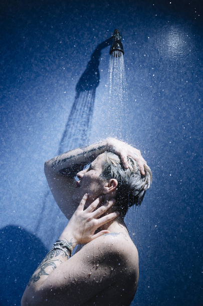 femme sous la douche avec vapeur colorée
 - Photo, image