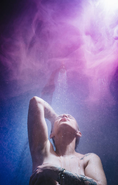 женщина в душе с красочным паром
 - Фото, изображение