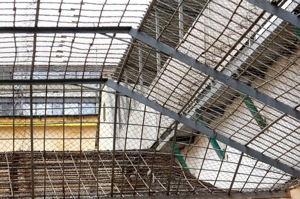 Δικτυωτό πλέγμα πάνω από τους κρατούμενους κοντινή περιοχή στη φυλακή - Φωτογραφία, εικόνα