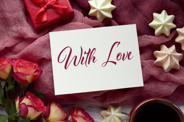 Tarjeta de felicitación del día de San Valentín con rosas caja de regalo roja y letras
. - Foto, Imagen