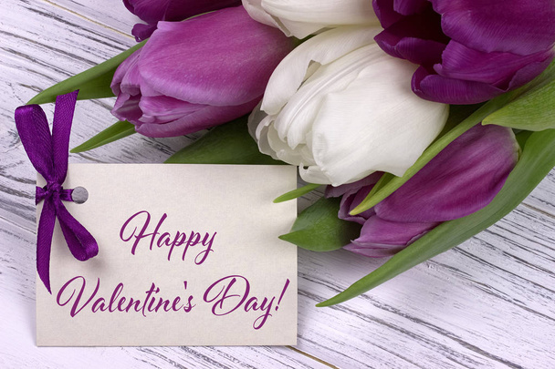 Walentynki z życzeniami, tulipany białe Fioletowa wstążka, białym tle drewnianych. - Zdjęcie, obraz