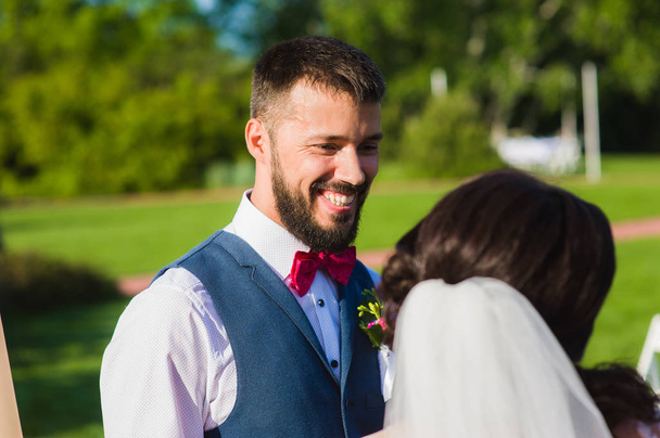 Novio sonriendo a su novia con un velo
 - Foto, Imagen