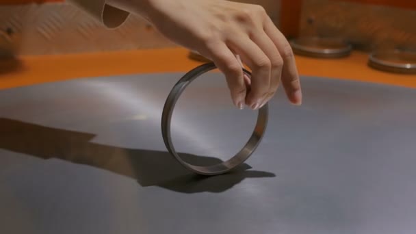 金属の回転面にリングを動かす - 映像、動画