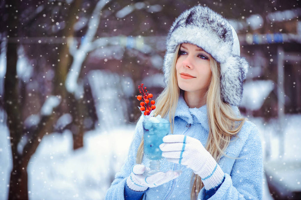 ritratto di una gentile donna glamour in un cappello invernale con drin invernale
 - Foto, immagini