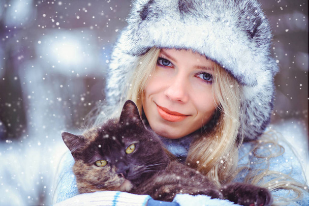 retrato de una mujer glamorosa suave en un sombrero de invierno con un ca
 - Foto, imagen