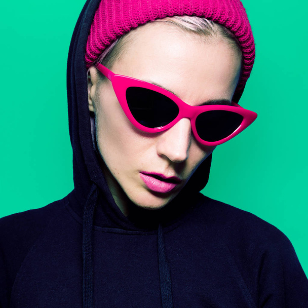 Model in fashion sunglasses and beanie. Urban Style - Valokuva, kuva