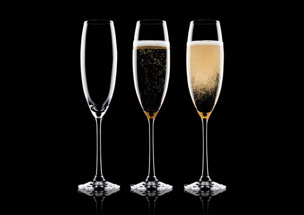 Элегантные бокалы желтого шампанского с пузырьками
 - Фото, изображение