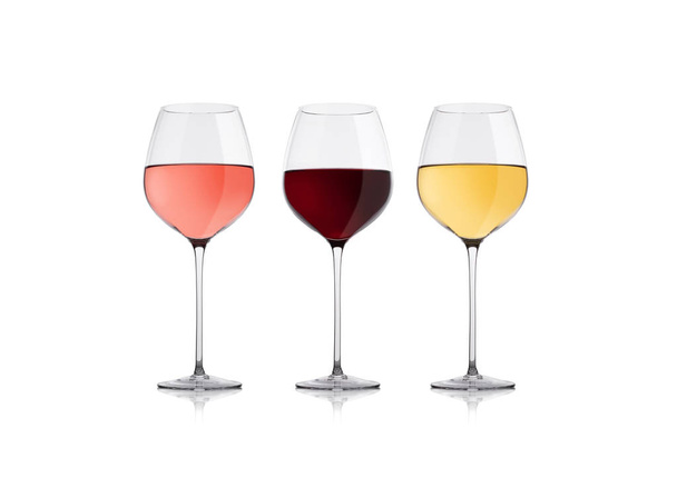 Ποτήρια λευκό κόκκινο και ροζ τριαντάφυλλο κρασί σε λευκό - Φωτογραφία, εικόνα