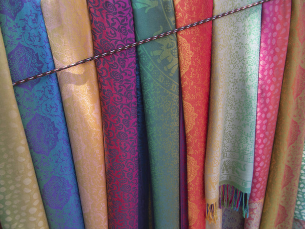 tela de colores colgando de una percha como fondo
  - Foto, Imagen