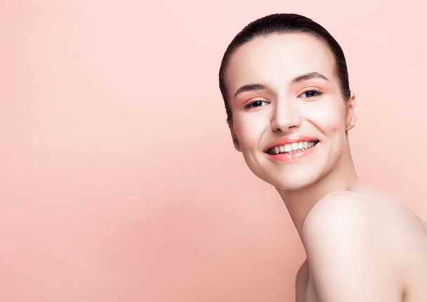 Beautyl girl natural makeup spa skin care on pink - Foto, Imagem