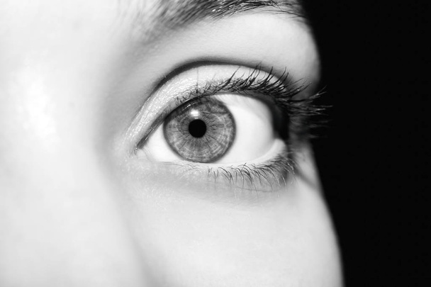 Гарний проникливий погляд на жіноче око. Крупним планом постріл
 - Фото, зображення