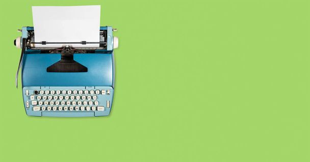alte elektrische Schreibmaschine auf schlichtem Hintergrund - Foto, Bild