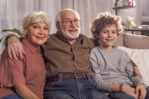 Радостные бабушка и дедушка и счастливый внук
 - Фото, изображение