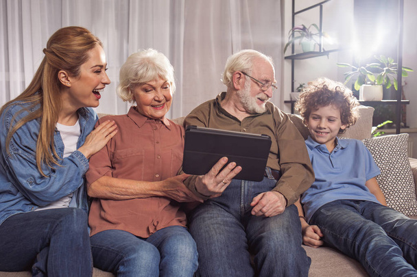 Šťastná rodina dívá na elektronický tablet - Fotografie, Obrázek