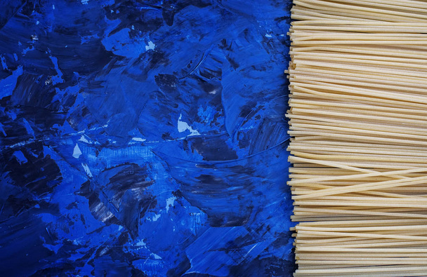 Блакитний фон з спагеті. Концепція здорової їжі і
  - Фото, зображення