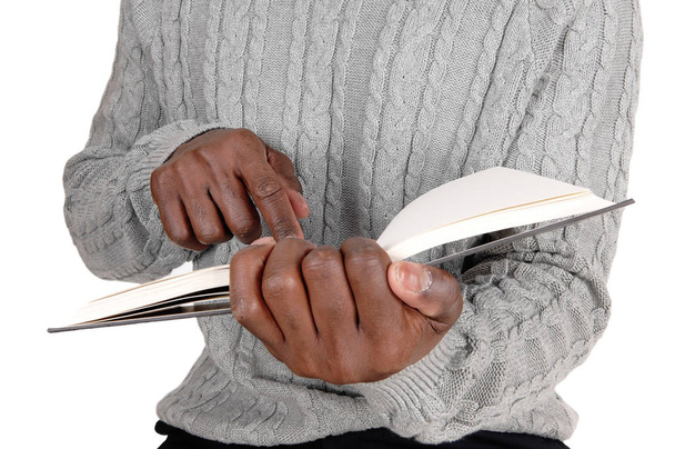 Imagem de close-up de um homem negro segurando um livro
 - Foto, Imagem