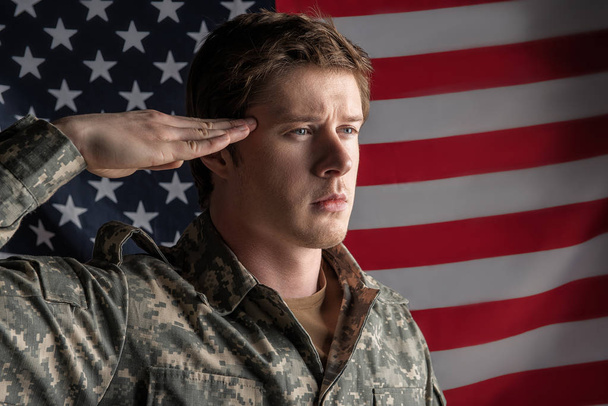 ruhiger Soldat, der steht und salutiert - Foto, Bild