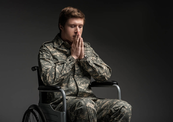 Unhappy paralyzed soldier remembering his past - Foto, Imagen