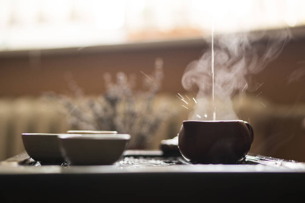 Розливу від вишуканим гарячого чаю в склянці води на традиційні китайські чайної церемонії. Комплект обладнання - Фото, зображення
