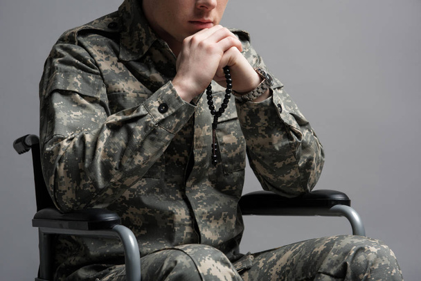 Deficiente militar jovem macho rezando
 - Foto, Imagem