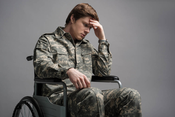 Расстроенный солдат-инвалид чувствует себя беспомощным
 - Фото, изображение