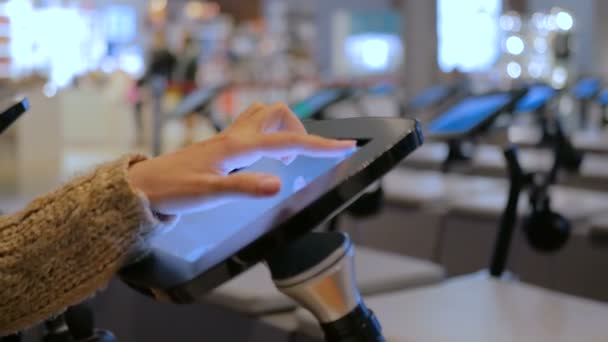 Mulher usando tela sensível ao toque interativa tablet no museu de história judaica
 - Filmagem, Vídeo