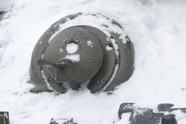 Konekivääri pesä vanhan säiliön peitetty lumella
 - Valokuva, kuva