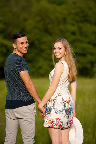 暑い夏の午後に上の公園で、綺麗で良しのアクティブな若いカップル - 写真・画像
