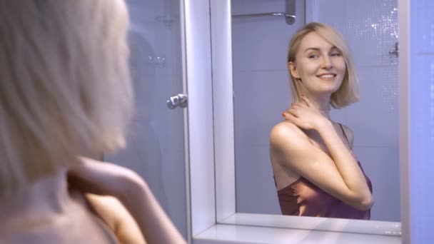 Kendine güvenen kibirli kadın kendini aynada hayran - Video, Çekim