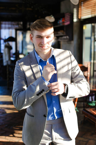 Jeune homme blond se préparant pour l'entrevue d'emploi et costume d'ajustement
  - Photo, image