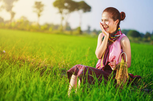 szczęśliwy, rolnik kobieta siedzi w ryżu złożony, Tajlandia - Zdjęcie, obraz