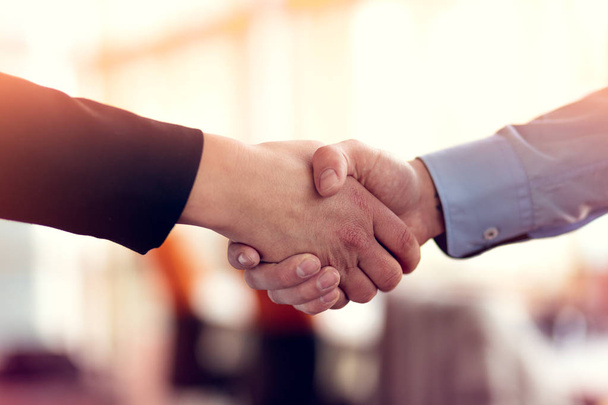 Успешные бизнесмены пожимают друг другу руки, заключая сделку - Фото, изображение