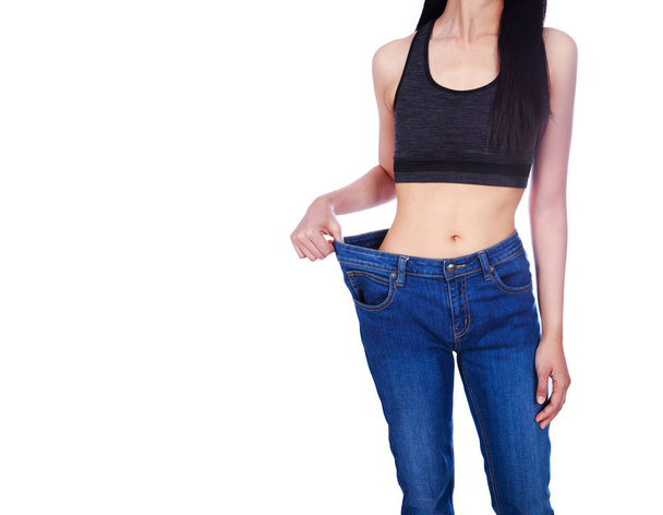 close up de mulher mostrar sua perda de peso e vestindo seus jeans velhos
 - Foto, Imagem