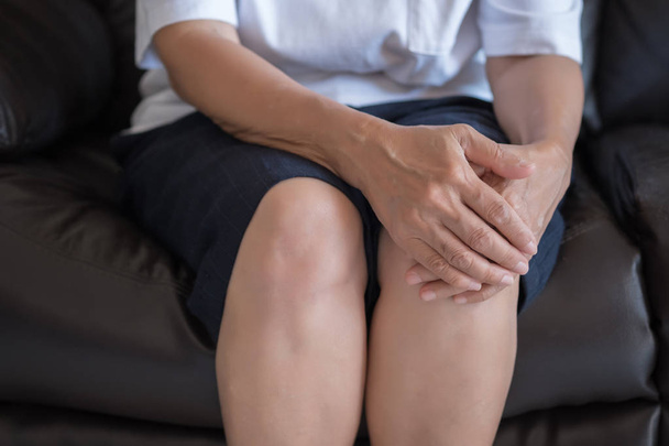 Ältere Frau leidet unter Schmerzen bei rheumatoider Arthritis - Foto, Bild
